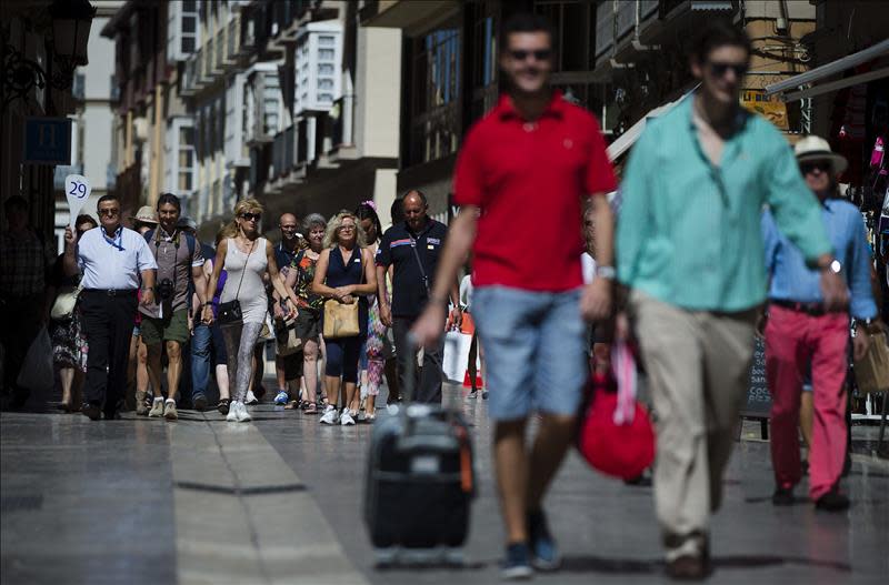 Turistas pasean por el centro de Málaga uno de los destinos preferidos de la Costa del Sol que ha registrado en el mes de julio el mejor dato de los últimos cinco años, según las cifras de viajeros y pernoctaciones hoteleras publicados por el INE. EFE