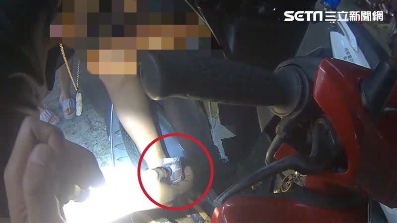 新北蘇男騎車載送友人遭警盤查，還將安非他命丟進水溝。（圖／翻攝畫面）