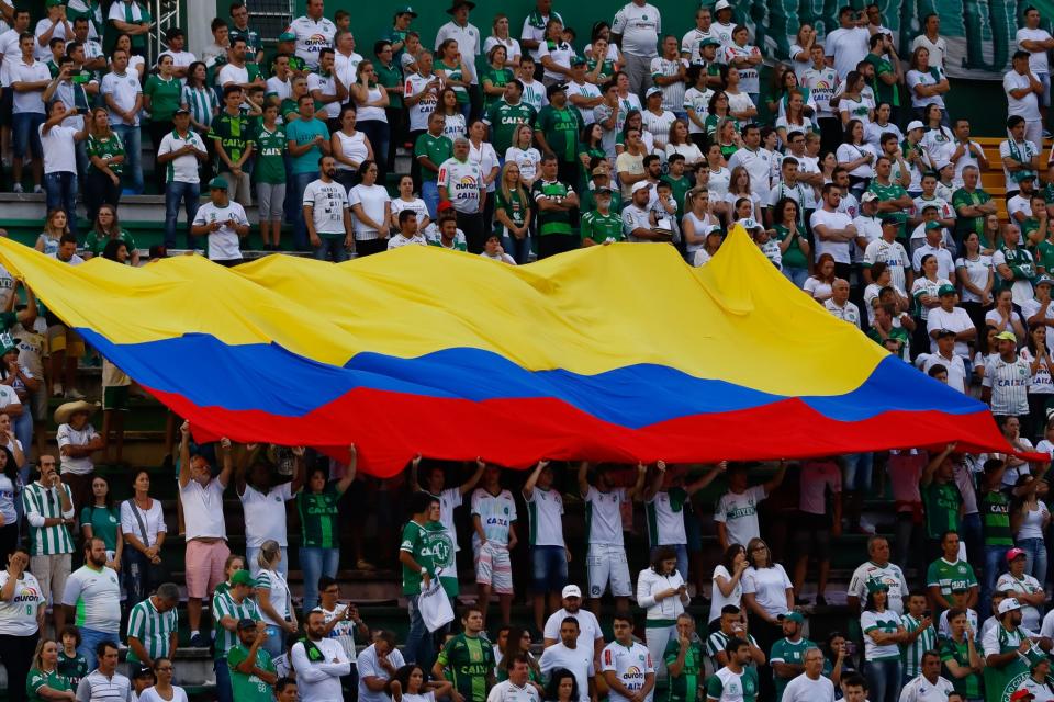 <p>A huge crowd unfurled banners and flags </p>