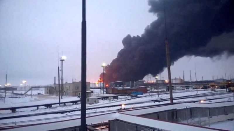 FOTO DE ARCHIVO: Humo tras un ataque de Ucrania a una refinería, región de Ryazan