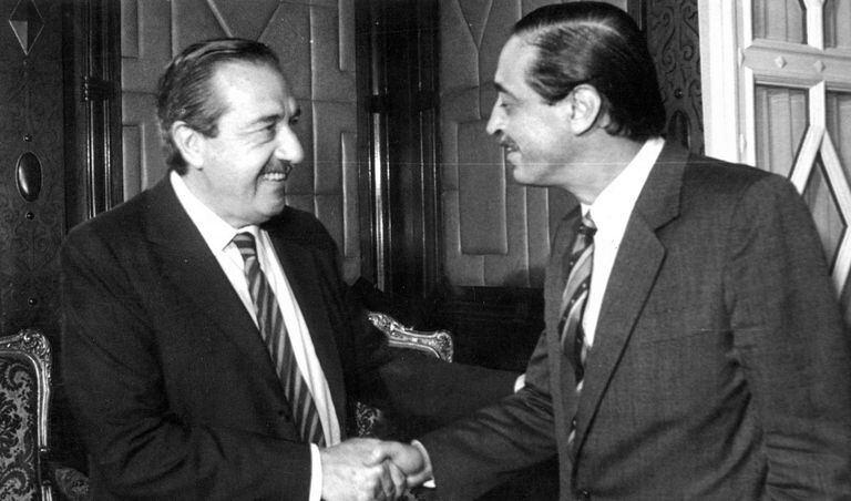 El presidente de la Nación, Raúl Alfonsín, saluda al embajador argentino ante la Organización Mundial por los Derechos Humanos, Julio César Strassera, que antes había sido fiscal en el Juicio a las Juntas (Fecha: 01/03/1988)