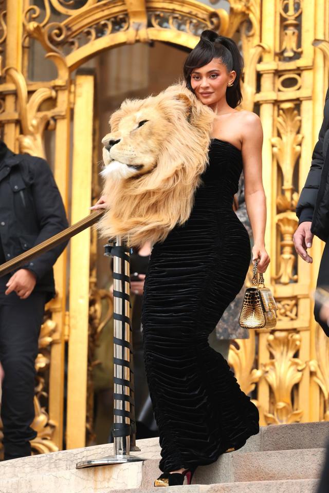 Kylie Jenner wears giant lion head during Paris Fashion Week - Good Morning  America