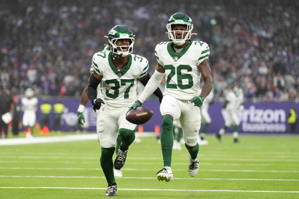 New York Jets' Brandin Echols (26), right, celebrates his interception during the second half of an NFL football game against the Minnesota Vikings, Sunday, Oct. 6, 2024, at the Tottenham Hotspur stadium in London. (AP Photo/Kirsty Wigglesworth)