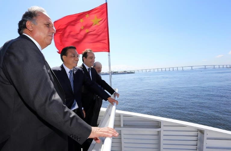 China's Prime Minister Li Keqiang (centre) and Rio de Janeiro governor Luiz Fernando Pezao (left) on a boat ride through Guanabara Bay on May 20, 2015