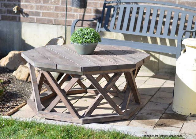 <p><a href="https://www.remodelaholic.com/build-outdoor-octagon-coffee-table-lattice-legs/" data-component="link" data-source="inlineLink" data-type="externalLink" data-ordinal="1" rel="nofollow">Remodelaholic</a></p>