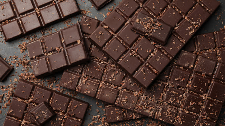 Dark chocolate bar and shavings