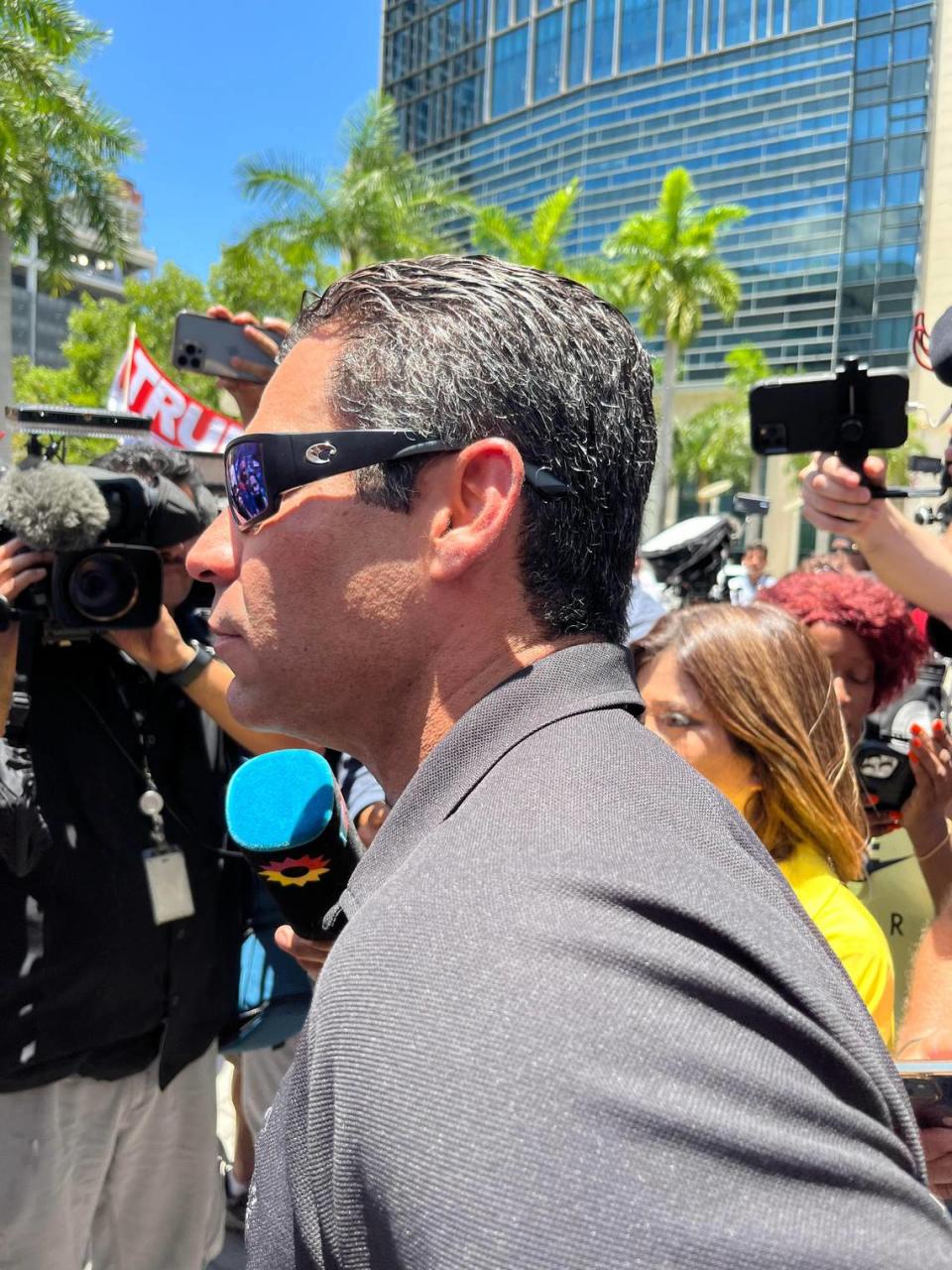 El alcalde de Miami, Francis Suárez, llega y se abre paso entre la multitud para entrar en el tribunal federal de Miami para la comparecencia del ex presidente Donald Trump.