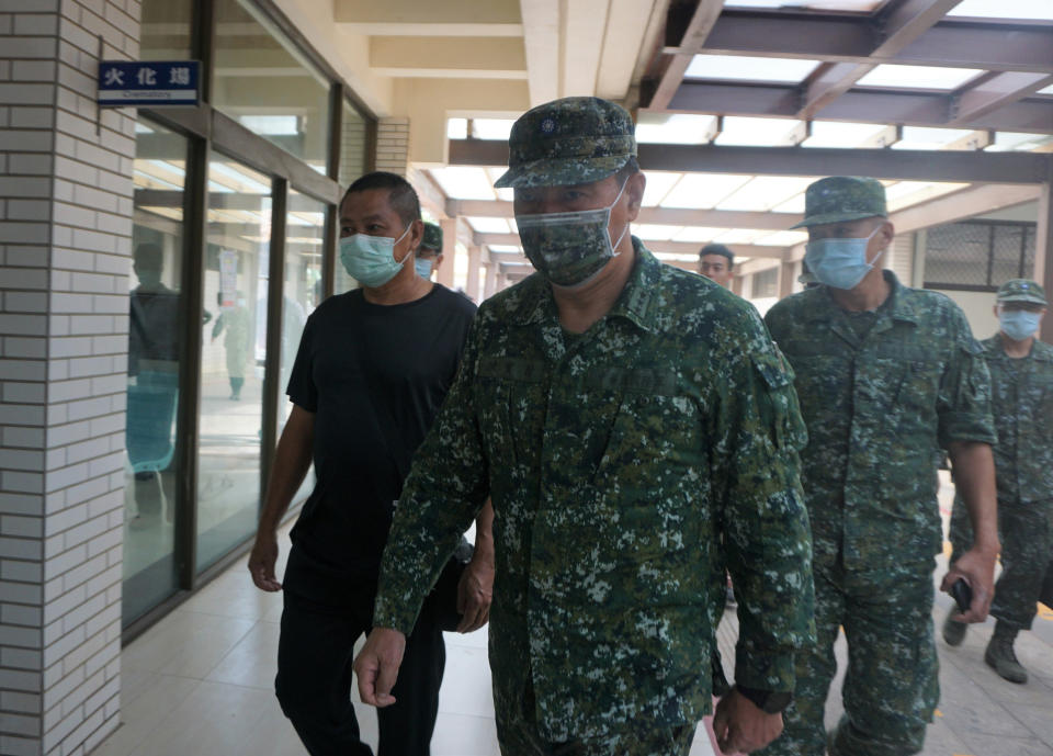 烈嶼殉職士官林楷強今天火化，陸軍司令陳寶餘（中）金門上香致意，並表示，軍方已規劃採購新型戰車，並提前重新部署烈嶼地區戰力調整。(中央社)