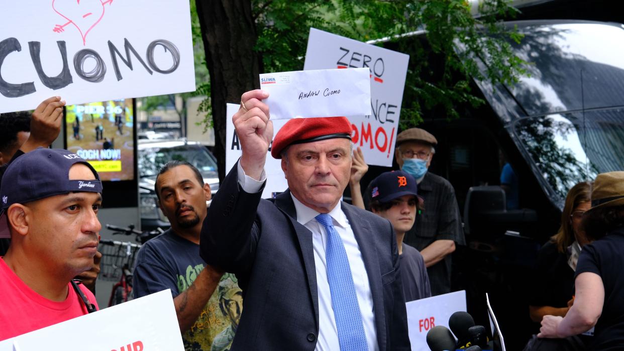 Curtis Sliwa, Republican New York City mayoral candidate (center)