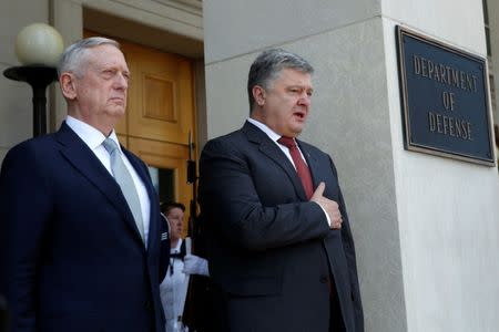 U.S. Defense Secretary James Mattis (L) hosts an enhanced honor cordon welcoming Ukrainian President Petro Poroshenko to the Pentagon in Washington, U.S., June 20, 2017. REUTERS/Yuri Gripas