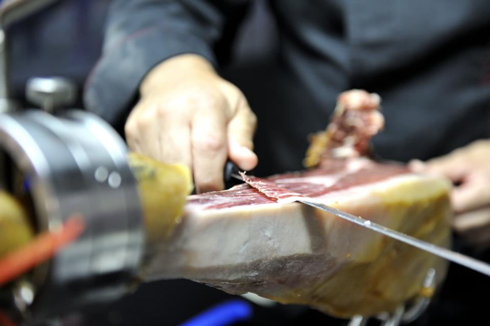 La investigación ha demostrado que incluir habitualmente el jamón (de bellota natural) en la dieta podría inducir cambios importantes en la composición de la microbiota intestinal con actividad beneficiosa antiinflamatoria. (Foto: Getty)