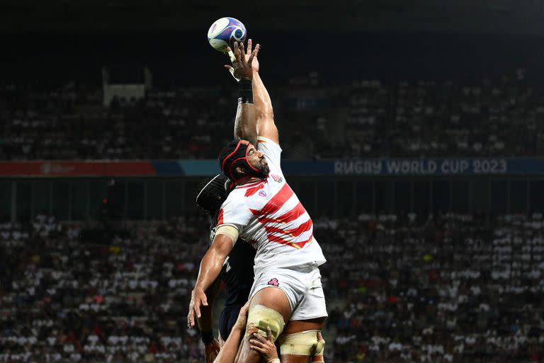 El ala Michael Leitch lucha en un line out durante el cotejo entre Japón e Inglaterra