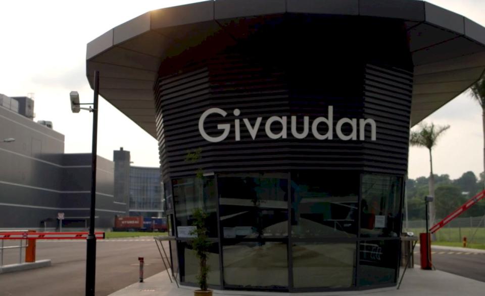 瑞士香水製造商「奇華頓企業」(Givaudan)2日表示，將在未來2週內生產60公噸的手部消毒液。(翻攝自Givaudan官網)