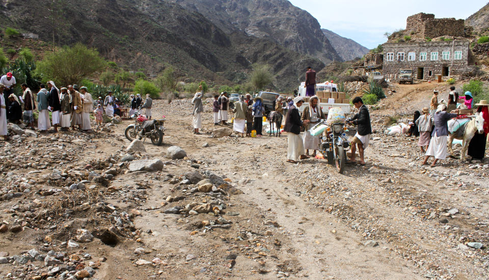 Community members in Haymah Kharijiyah, Sanaa Governorate carry home their monthly ration of food.&nbsp;