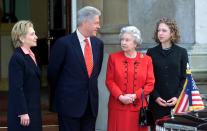 Bill Clinton se reunió varias veces con Isabel II y su relación fue muy cercana. En sus memorias dijo que le había sorprendido y que, de no ser por su condición de nacimiento, podría haberse convertido en una gran política. En la imagen, durante una visita oficial a Londres en diciembre de 2000 acompañado por su esposa Hillary y su hija Chelsea. (Foto: Paul J. Richards / AFP / Getty Images).