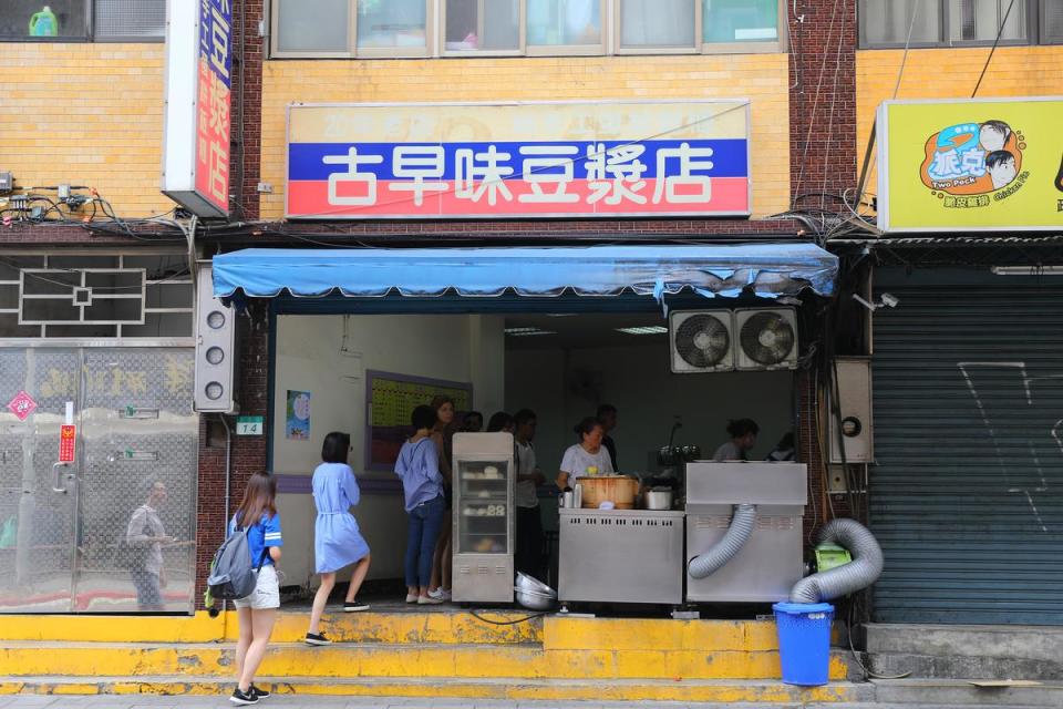 來到母校附近知名的早餐店，蛋餅、豆漿是她最喜歡的早餐。