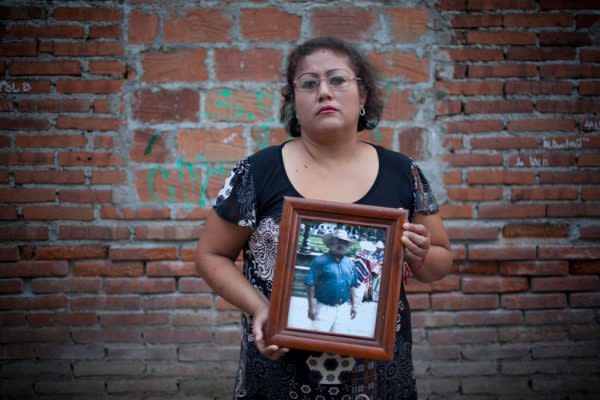 Blanca Esthela González sostiene la foto de su esposo, Celedonio Monroy. El 23 de octubre de 2012, hombres armados lo sacaron de su casa en la Sierra de Manantlán, Jalisco. Desde entonces está desaparecido. Foto: Mónica González