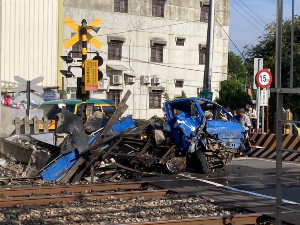 今早有一輛小貨車闖入新埔＝通霄間西線通灣里南平交道，遭火車撞擊所幸無人傷亡。   圖：台鐵／提供