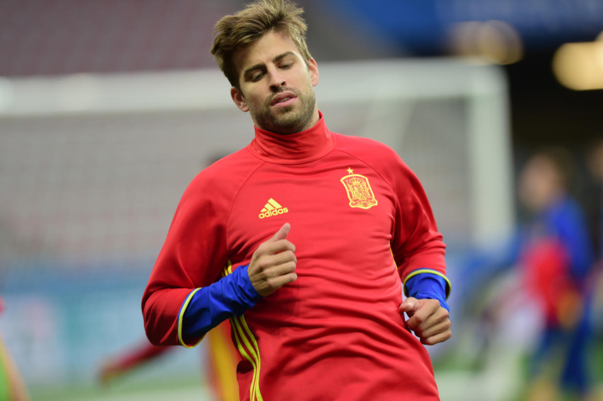 El defensa de la selección española Gerard Piqué durante un entrenamiento en Niza, Francia, el 16 de junio de 2016 (AFP/Archivos | Bulent Kilic)