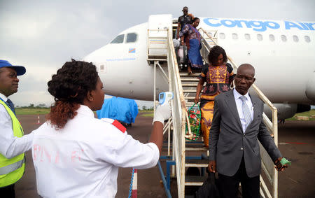 Congolese health workers check the temperature of passengers disembarking from a Congo Airways plane in Mbandaka, Democratic Republic of Congo May 19, 2018. REUTERS/Kenny Katombe