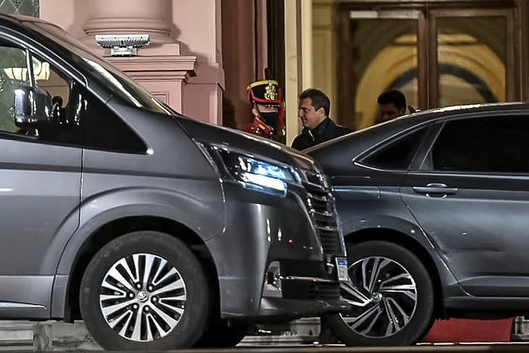 Sergio Massa saliendo de Casa Rosada