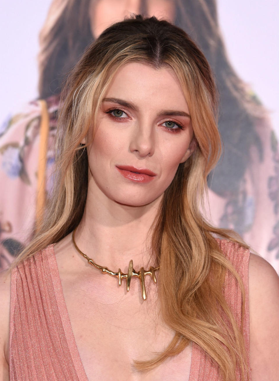 Betty Gilpin sur le tapis rouge