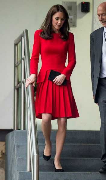 En décembre 2015, la voilà de nouveau avec sa robe rouge signée Alexander McQueen. Cette fois, elle joue la simplicité, et a même retiré la broche qu’elle portait quelques années plus tôt.