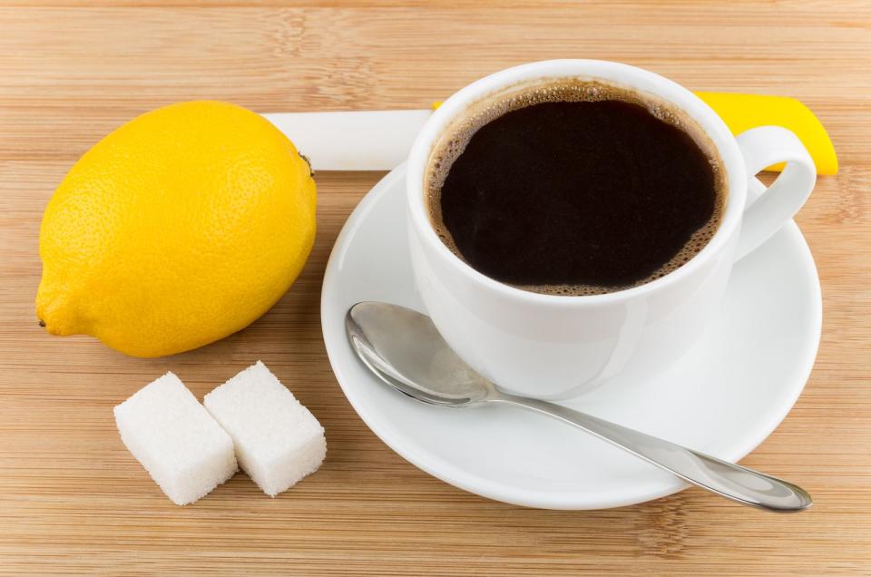 Noch besser: einen Espresso mit Zitrone trinken. Koffein bekommt nun noch die Zitronensäure als Helfer an die Hand. Wirkung: Der Schmerz wird nicht mehr so gut geleitet und der Kopf so bald etwas leichter. (Bild: iStock / EugeneTomeev)