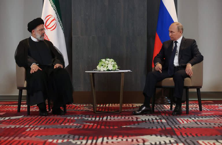 El presidente ruso, Vladímir Putin, se reúne con su homólogo iraní, Ebrahim Raisi, al margen de la cumbre de líderes de la Organización de Cooperación de Shanghái (OCS) en Samarcanda, el 15 de septiembre de 2022. (Foto de Alexandr Demyanchuk / SPUTNIK / AFP)