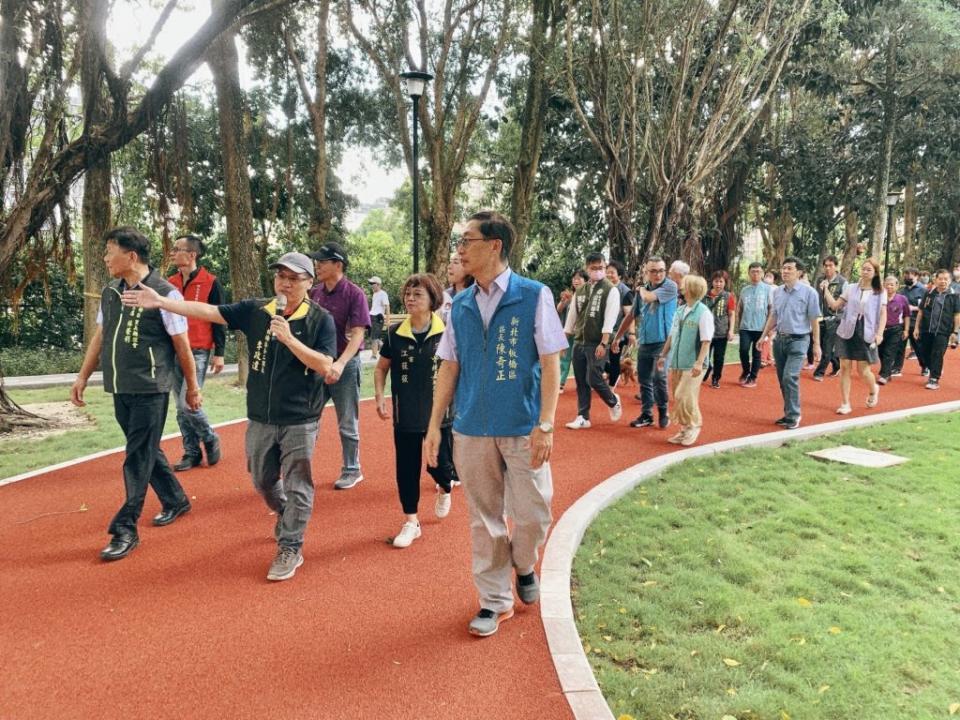 新北市板橋區廣福公園整建改造重新開放，園內新設PU環園步道。（記者吳瀛洲攝）