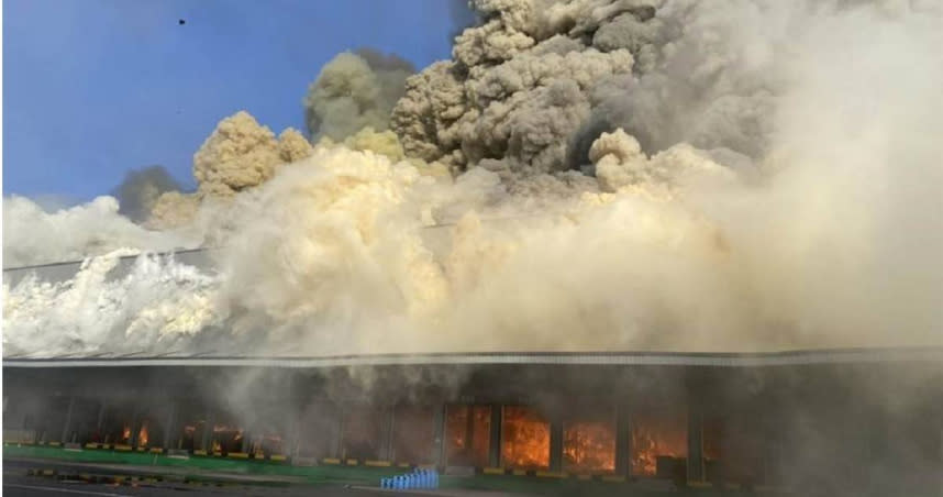 桃園楊梅區家樂福倉儲大火畫面驚人，相關影像讓網友震撼。（圖／報系資料庫）