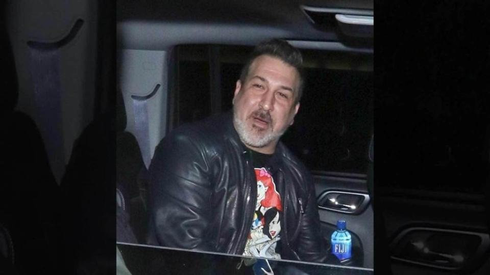 <p>Joey Fatone must have worked up an appetite while fielding calls about filing for divorce. The ‘NSYNC star was seen Thursday night leaving dinner at Craig’s in West Hollywood … the one place in Hollywood where you can count on a good meal, as well as tons of camera coverage. Fatone went to dinner with […]</p> <p>The post <a rel="nofollow noopener" href="https://theblast.com/joey-fatone-dinner-craigs-divorce-kelly-baldwin/" target="_blank" data-ylk="slk:Joey Fatone Hits Hollywood After Filing for Divorce from Wife;elm:context_link;itc:0;sec:content-canvas" class="link ">Joey Fatone Hits Hollywood After Filing for Divorce from Wife</a> appeared first on <a rel="nofollow noopener" href="https://theblast.com" target="_blank" data-ylk="slk:The Blast;elm:context_link;itc:0;sec:content-canvas" class="link ">The Blast</a>.</p>