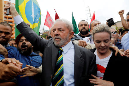 FILE PHOTO: Former Brazilian President Luiz Inacio Lula da Silva arrives at Federal Justice, with senator Gleisi Hoffmann (R) for a testimony in Curitiba, Brazil, May 10, 2017. EUTERS/Nacho Doce/File Photo