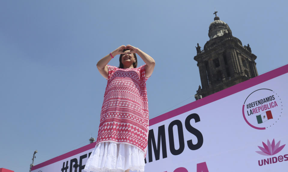 ARCHIVO - La candidata presidencial de oposición, Xóchitl Gálvez, saluda con una señal en forma de corazón, en un mitin de campaña en el Zócalo, la plaza principal de Ciudad de México, el 19 de mayo de 2024. (AP Foto/Ginnette Riquelme, Archivo)