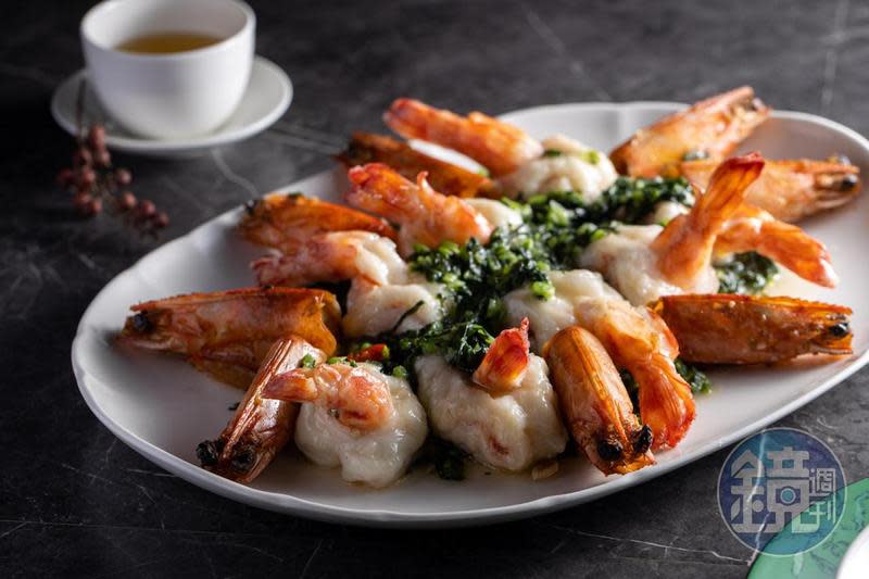 「雪菜大蝦」去殼圓身，雪菜鮮脆微苦，為蝦料理帶來耳目一新的風味組合。（300元／條）