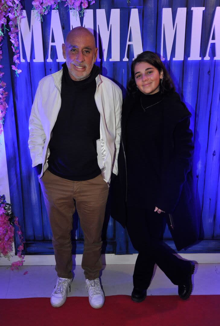 El productor Mariano Bal y su hija Delfina, cómplices en una salida teatral