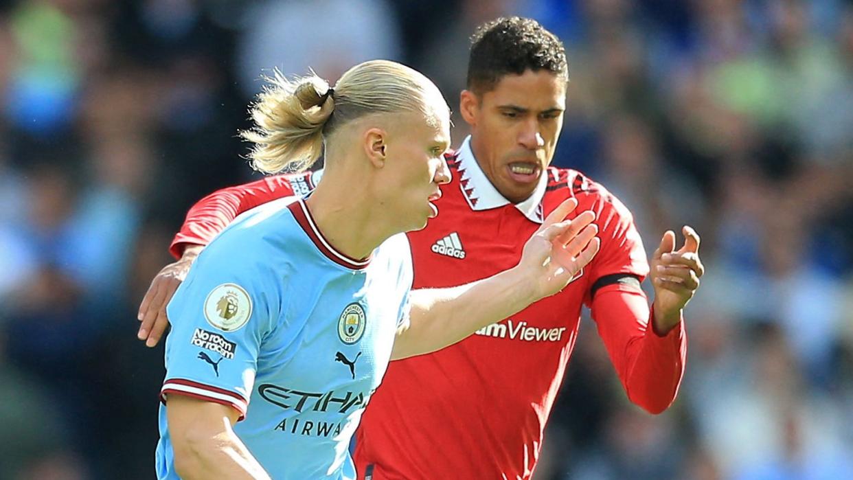  Manchester City's Norwegian striker Erling Haaland (L) vies with Manchester United's French defender Raphael Varane 