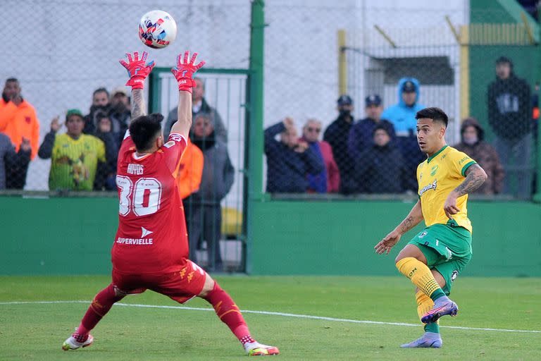 Uvita Fernández define con clase ante Lucas Hoyos: fue la jugada del gol de Defensa y Justicia