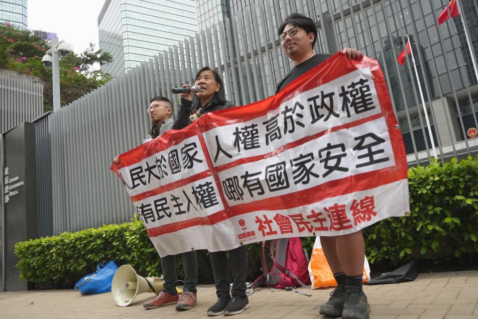 社民連的橫額被警方檢查後放行，陳寶瑩嘆謂，好不容易才能來到政總前示威。