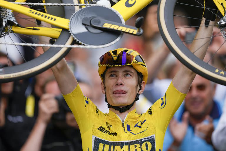 Jonas Vingegaard,, ganador del Tour de Francia, festeja con su bicicleta el alto