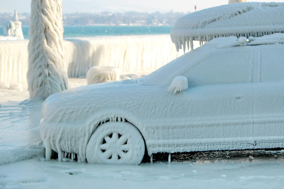 Gefrorene Autoscheiben sind immer ein Problem, besonders am frühen Morgen, wenn Sie schon spät dran sind. (Bild: Getty Images)