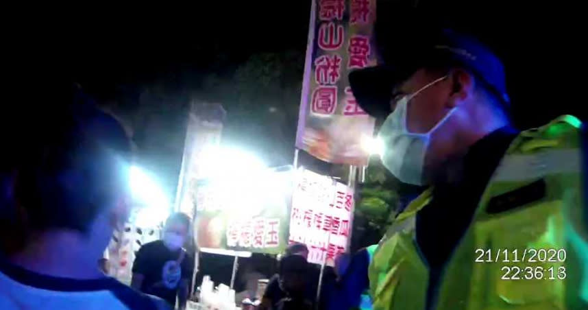 高雄宮廟繞境爆發打群架，又逢夜市人多，情況相當混亂，警方派出多名警 力維持秩序。（圖／翻攝畫面）