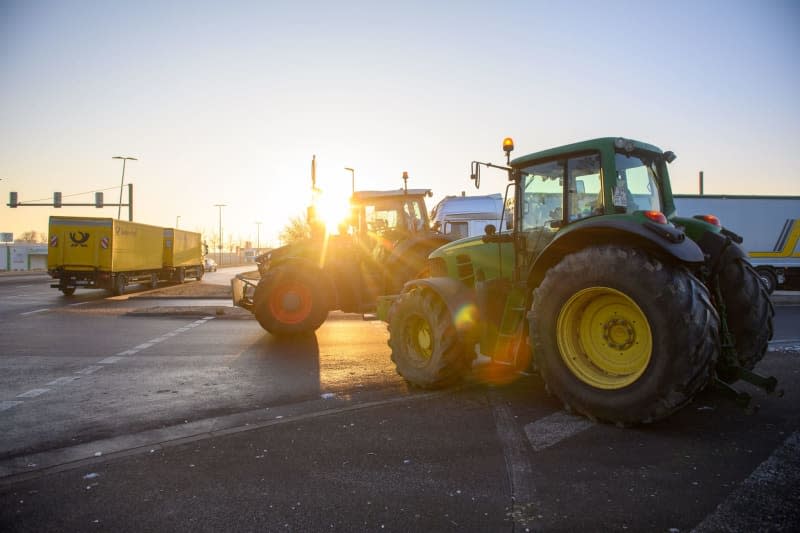 Tractors block the A2 highway ramp Magdeburg-Rothensee in the direction of Berlin as part of a statewide protest. Klaus-Dietmar Gabbert/dpa