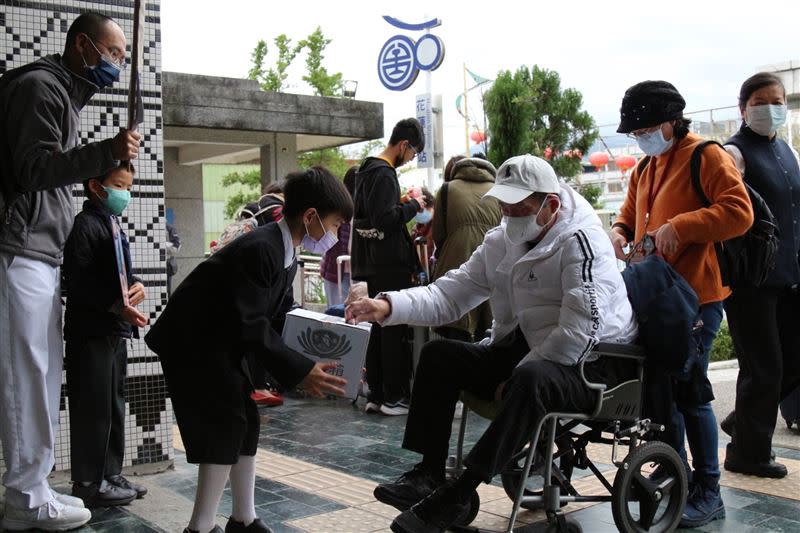 花蓮慈濟教育志業體的大學生、小學生在花蓮火車站募集遊客的愛心。（圖／慈濟提供）