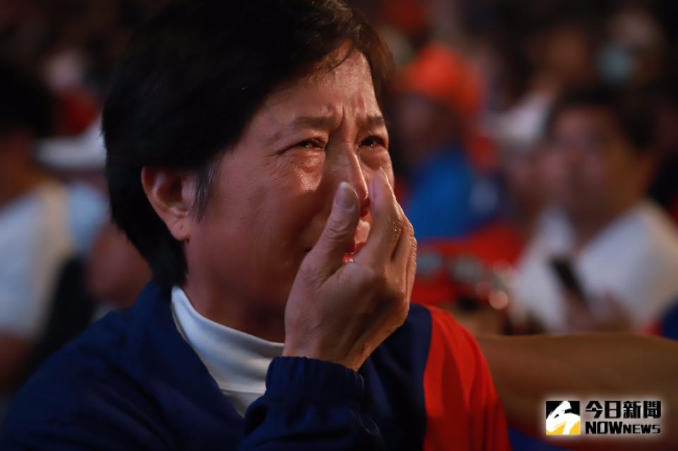 ▲韓國瑜敗選，支持者當場情緒潰堤流淚。（圖／NOWnews資料畫面）