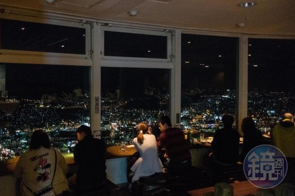 稻佐山展望台上的「光之餐廳」，面對港灣的黃金座位，最受情侶歡迎。