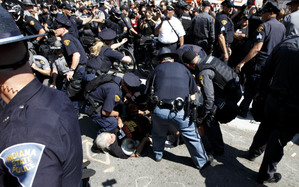 Un grupo de manifestantes es detenido por la policía luego de quemar una bandera de EE.UU. Foto: EFE/ David Maxwell