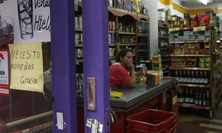 Un autoservicio chino, en Maipú, entre Corrientes y Lavalle, refleja el problema que sufren los comercios