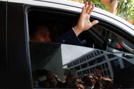 Venezuelan evangelical pastor and presidential pre-candidate Javier Bertucci greets supporters as he leaves after a news conference in Caracas, Venezuela, February 21, 2018. REUTERS/Marco Bello