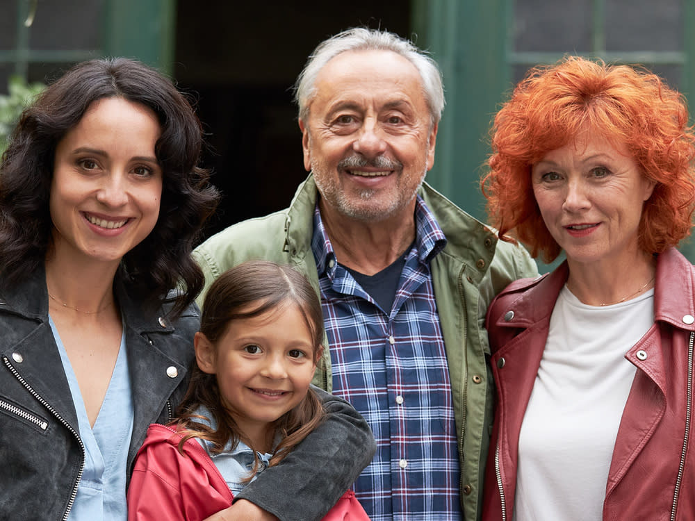 Wolfgang Stumph umringt von seiner "Stubbe"-Filmfamilie, gespielt von Stephanie Stumph (l.), Greta Kasalo und Heike Trinker (r.). (Bild: ZDF / Rudolf Wernicke)